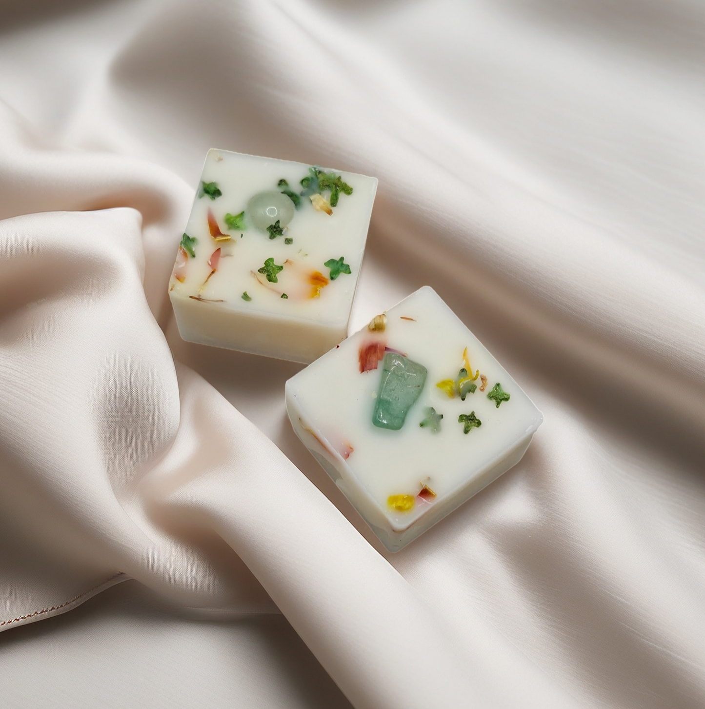 Aventurine crystal topped wax melts with flower petals - Siberian forest scent - nature inspired